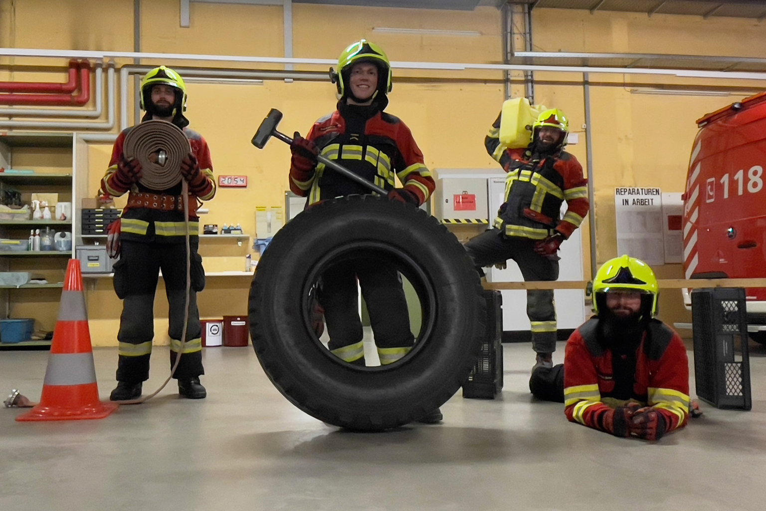 Vier Feuerwehrleute präsentieren die Utensilien für den Finnentest